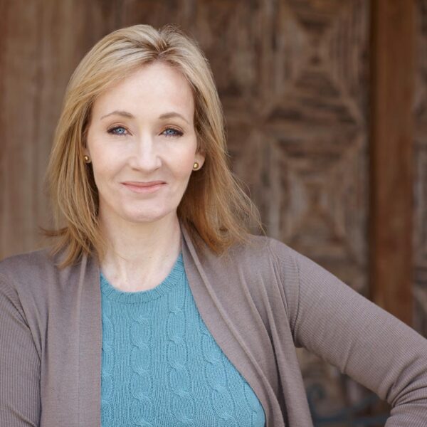 JK Rowling: ‘Ansiosa para ser presa’ desafia nova lei da Escócia